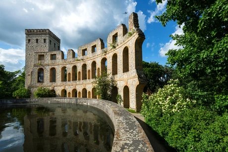 Ruinenberg mit Wasserbecken und Normannischem Turm