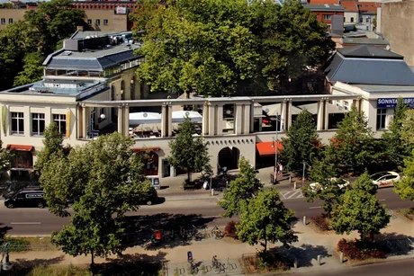Der Eingang zum Pfefferberg an der Schönhauser Allee