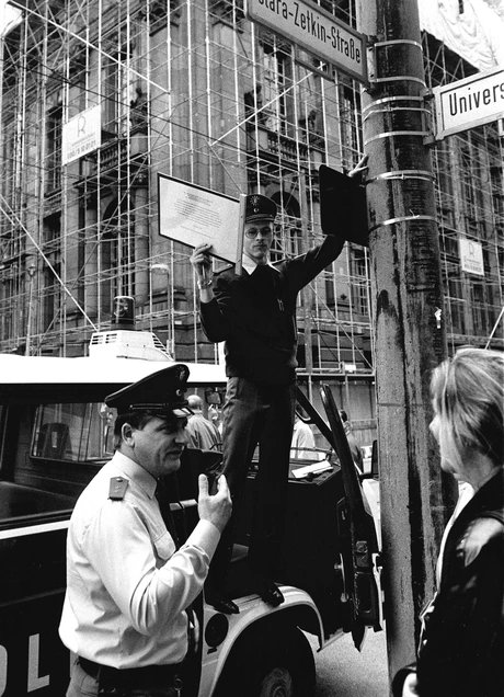 Die Polizei entfernt am 2. Oktober 1994 die vom Aktiven Museum angebrachte Zusatztafel zur Clara-Zetkin-Straße.