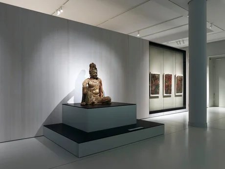 Bild 1: Bodhisattva Avalokiteshvara in Wasser-Mond-Pose (China, Song Dynastie, 960 - 1279) im Modul "Kunst und Kult. Sakrale Kunst in China und Japan" des Museums für Asiatische Kunst im Humboldt Forum
