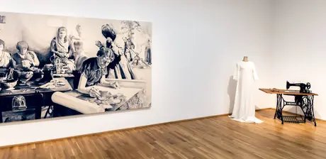 Ausstellungsansicht „Giulia Andreani. Sabotage“, Hamburger Bahnhof – Nationalgalerie der Gegenwart, 27.02.2026 – 13.09.2026, Abgebildet: Pour elles toutes (Myrninerest), 2024; Kleid aus Vorhängen von Cyril Gerbron, 2018; Industrie-Nähmaschine, c. ...
