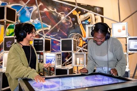 Jugendliche probieren das DJ Pult im Raum "Vergnügen" aus 