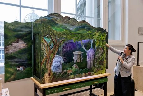 Yorleny Cardozo Peña vor ihrer künstlerischen Intervention "Die Stimme der Berge / La voz de la Montaña"