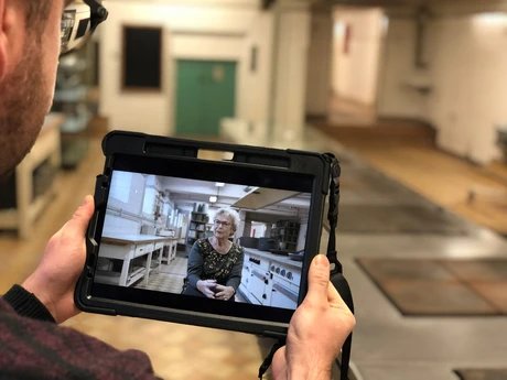 Besucher mit Tablet