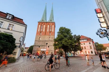 Im Herzen von Alt-Berlin: das Nikolaiviertel mit der Nikolaikirche und dem Knoblauchhaus