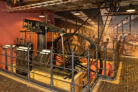 Die Dampfmaschine von 1860 treibt über eine zentrale Transmissionswelle verschiedene Werkzeugmaschinen in der historischen Werkstatt an. Sie erwacht bei regelmäßigen Vorführungen zum Leben.