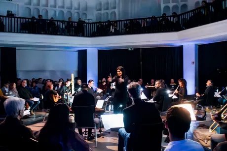 Wie hier im Bild im Silent Green, verwandelt das Trickster Orchestra auch in der Nikolaikirche Architektur in Klang.
