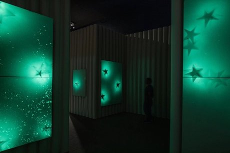KOO JEONG A, Land of Ouss [Kangse], 2025–2026, Installationsansicht aus LUMA Arles, 2025 © Victor & Simon / Grégoire d’Ablon.