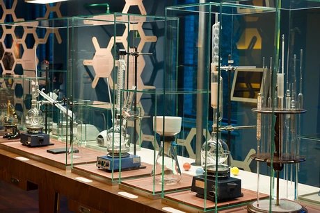 Wie wird im Chemielabor gearbeitet? Die ausgestellten Instrumente verdeutlichen verschiedene Verfahren wie die Destillation, Filtration oder Extraktion chemischer Stoffe.