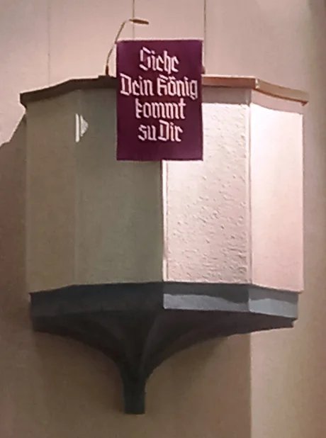 Kanzel im Advent