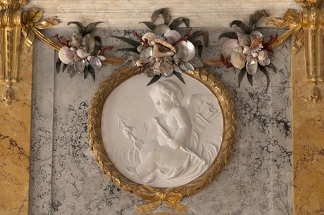 Schloss Rheinsberg, Flachrelief mit Puttenszene an der oberen Westwand des Muschelsaals