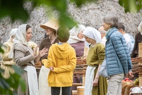 Kommen leicht ins Gespräch: Besucher:innen des Museumsdorf Düppel und Mittelalter-Darsteller:innen.