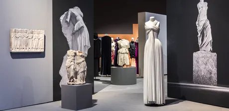 Madame Grès, Weißes plissiertes Abendkleid (Detail), nach 1973