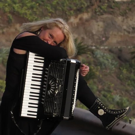 Cathrin Pfeifer „upside down“ Magic world of accordeon