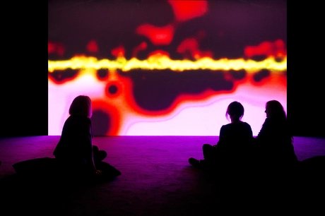 Susan Hiller, Resounding (Infrared), 2013, Installationsansicht in der Hayward Gallery, London, 2014 © Estate of Susan Hiller. Foto: Hayward Gallery.