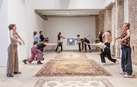 Somatic exercises in the exhibitions in den KW Institute for Contemporary Art, Berlin 2025. Foto: David von Becker.