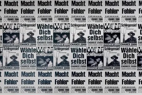 Wahlplakate mit schwarzem Text auf weißem Hintergrund: "Macht Fehler", "Wählt Schlingensief", "Wähle Dich selbst", "Schlingensief in den Bundestag!".