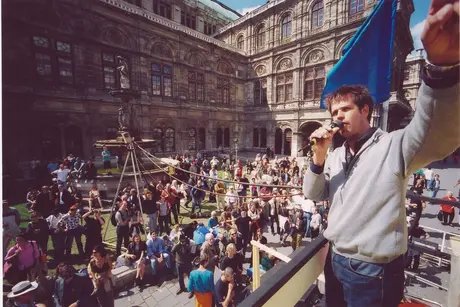Christoph Schlingensief, Bitte liebt Österreich – Erste österreichische Koalitionswoche, 2000, Wiener Festwochen Foto © David Baltzer / Kunstwerk © Nachlass Christoph Schlingensief