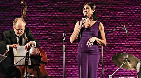 CHRIS HOPKINS' SWINGING CHRISTMAS