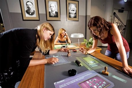 Parteischreibtisch mit Multitouch-Tisch