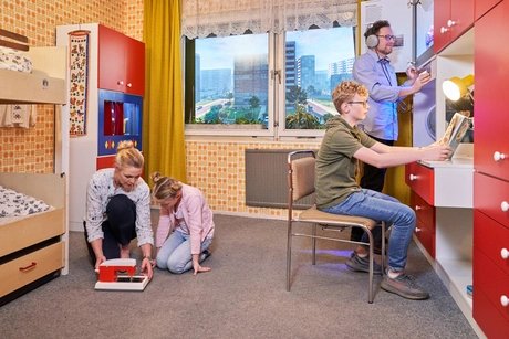 Familie im nachgebauten DDR-Jugendzimmer