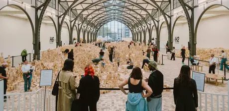 Besuchende in der Ausstellung „Lina Lapelytė. We Make Years Out of Hours“, Hamburger Bahnhof – Nationalgalerie der Gegenwart, Berlin, 2026