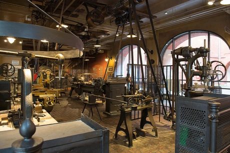 Die historische Werkstatt zeigt die musterhafte Ausrüstung eines Metallbearbeitungsbetriebs um 1900.