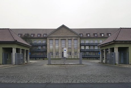 Ehemaliges Hauptgebäude des KGB, heute Wohngebäude, © Museum Berlin-Karlshorst, Foto: Margot Blank