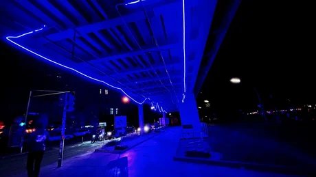 Nachts unter der beleuchteten Berliner Hochbahn