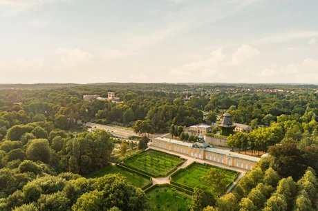 Blick auf die Neuen Kammern und die Historische Mühle im Park Sanssouci