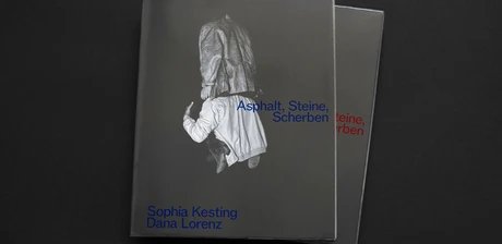 Sophia Kesting und Dana Lorenz, Asphalt, Steine, Scherben, 2012–2024 Sophia Kesting und Dana Lorenz, Asphalt, Steine, Scherben, 2012–2024