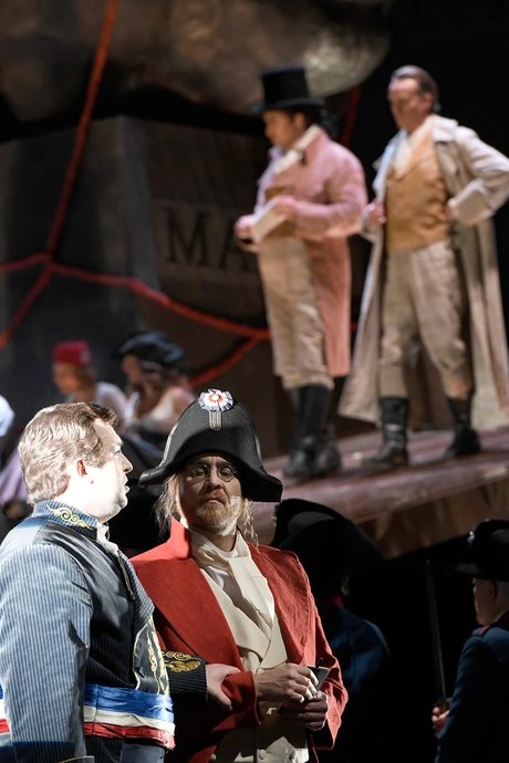Martin Muehle als Andrea Chenier, Ievgen Orlov als Roucher, Roman Burdenko als Charles Gérard, Burkhard Ulrich als IncroyableBettina Stöß