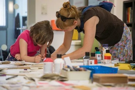 Eine Frau und ein Mädchen beim gemeinsamen Gestalten.