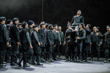 Der Herrenchor der Deutschen Oper Berlin und Matthew Newlin als SteuermannBettina Stöß