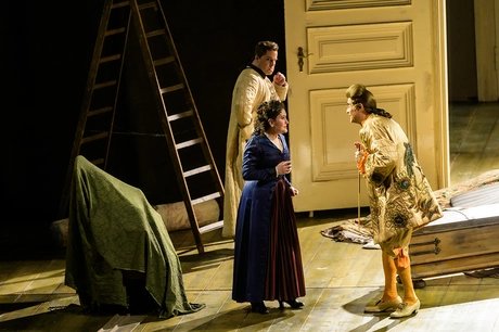 Thomas Lehman als Graf Almaviva, Lilit Davtyan als Susanna, Burkhard Ulrich als Don BasilioBettina Stöß