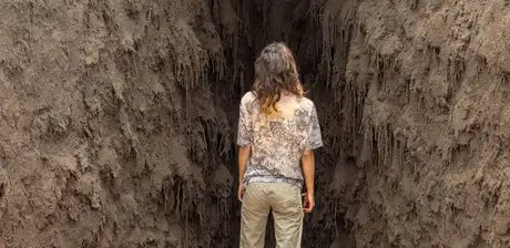 Delcy Morelos, Madre, Detail, 2025, Erde, Ton, Wasser, Holz, Metall, Jute Heu, Stroh Zimt, Nelken, Buchweizen, Chia-Samen, Tabak, Honig, Maße variabel. Ausstellungsansicht Hamburger Bahnhof – Nationalgalerie der Gegenwart, 11.7.2025 – 25.1.2026