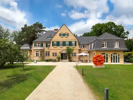 Außenansicht des Haus am Waldsee mit Garten