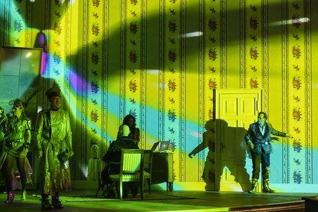 u. a. Stephen Bronk als Frank, Hulkar Sabirova als Rosalinde, Thomas Blondelle als EisensteinBettina Stöß