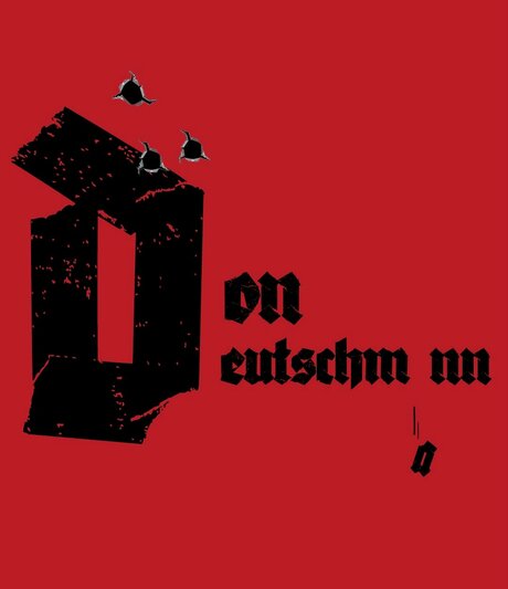 Der Schriftzug "Don Deutschmann" auf rotem Hintergrund. Über dem "D" sind drei Einschusslöcher zu erkennen.