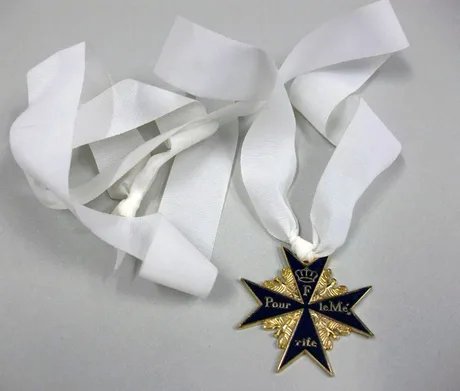 Historischer Orden „Pour le Mérite“ am Seidenband aus der Sammlung des Stadtmuseums Berlin Historischer Orden „Pour le Mérite“ am Seidenband aus der Sammlung des Stadtmuseums Berlin