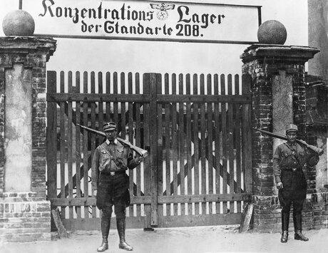 zwei SA-Wachmänner vor dem Tor des KZ Oranienburg