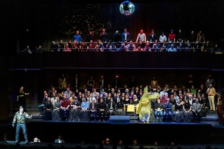 Andrei Danilov als Herzog, Roman Burdenko als Rigoletto, Chor und Statisterie der Deutschen Oper BerlinBettina Stöß