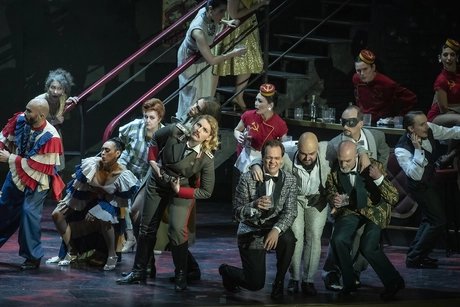 Annika Schlicht als Prinz Orlofsky, Thomas Blondelle als Eisenstein, Philipp Jekal als Dr. Falke, Stephen Bronk als FrankBettina Stöß