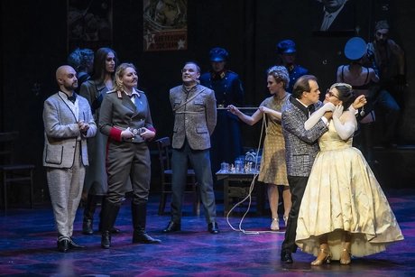 Philipp Jekal als Dr. Falke, Annika Schlicht als Prinz Orlofsky, Thomas Blondelle als Eisenstein, Hulkar Sabirova als RosalindeBettina Stöß