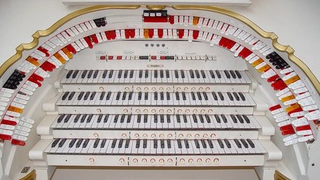 Spieltisch der Mighty-Wurlitzer-Theaterorgel
