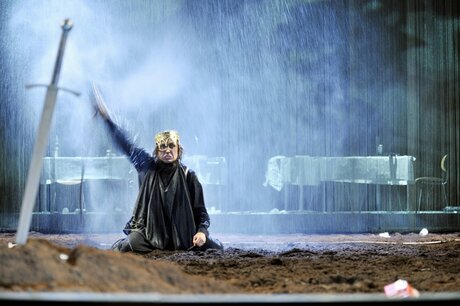 Lars Eidinger als Hamlet in der Schaubühne am Lehniner Platz
