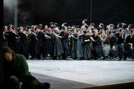 Der Chor der Deutschen Oper Berlin und Robert Watson als Erik