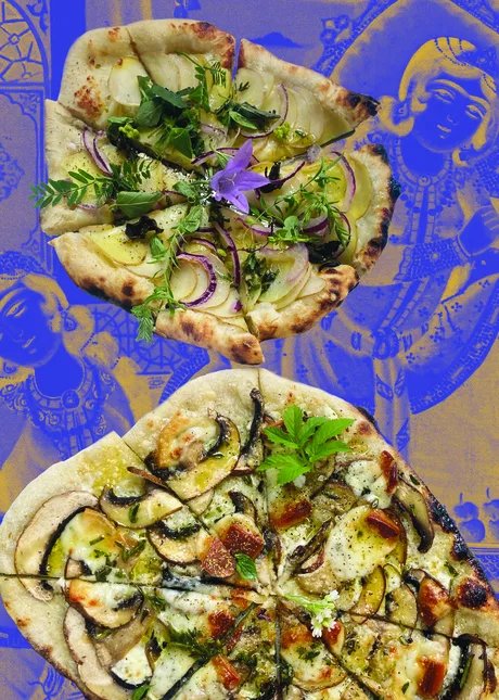 Collage aus zwei mit Gemüse, Kräutern und lila Blüten belegte Pizzetten auf einem Negativ eines Fotos in leuchtendem Lila.