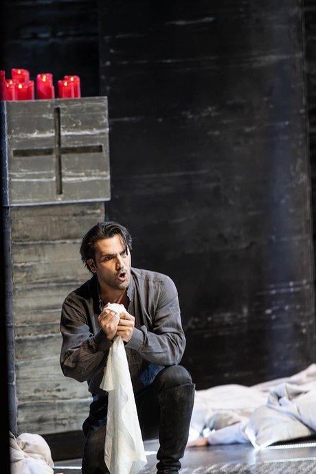 Jonathan Tetelman als Don Carlo
