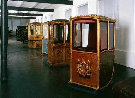 Paretz, Schlossremise, Blick auf Sänften © SPSG / Foto: Wolfgang Pfauder